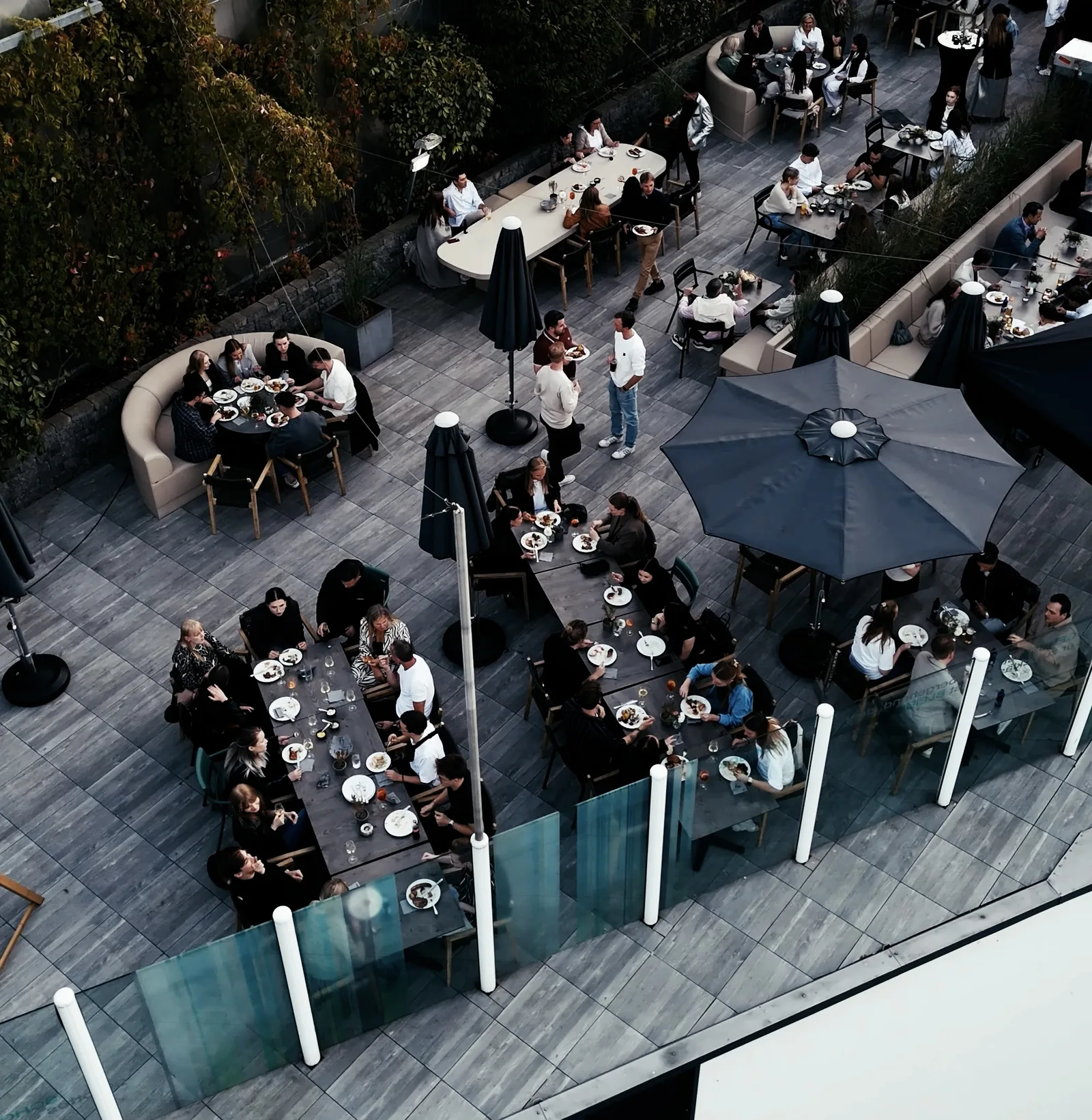 L&T Sommerfest 2025 — Dachterrasse bei Abendlicht